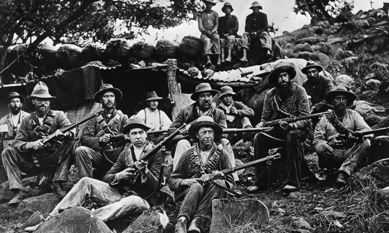 Ополченец справа в первом ряду вооружен винтовкой Мартини-Генри.
