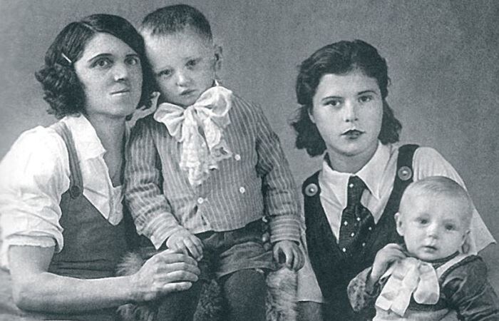 Бабушка Домна Кузьминична с сыном Леней и мама Евгения с Валерием / Фото: mkset.ru