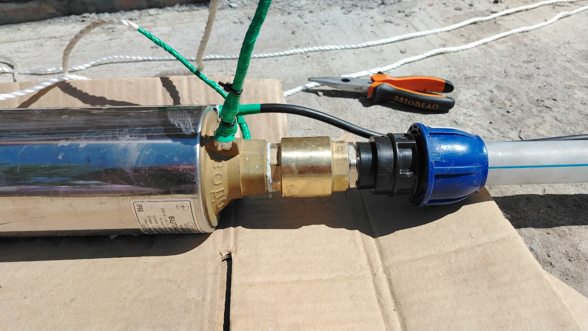 Соединение насоса и трубы через клапан и муфту