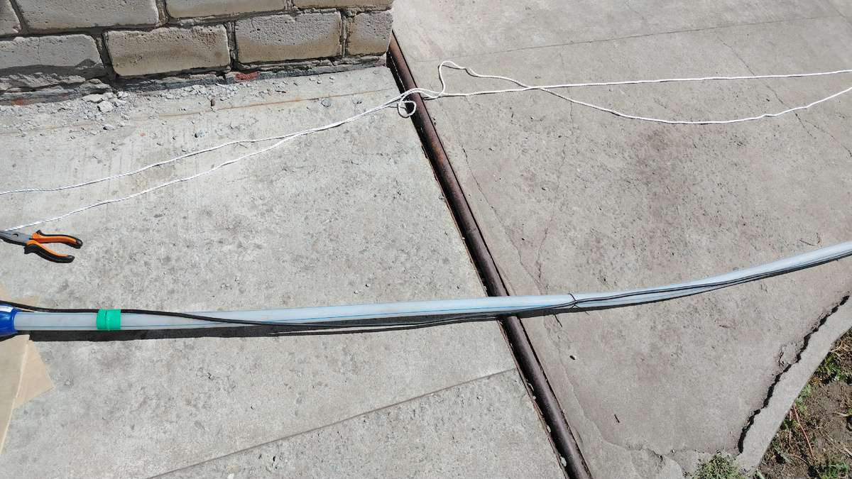 Монтаж кабеля на трубу 