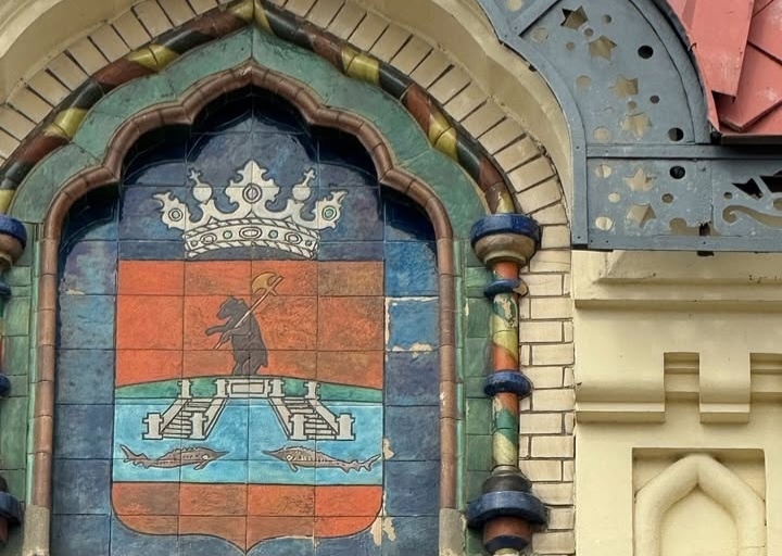 Герб города на здании музея-заповедника в Рыбинске