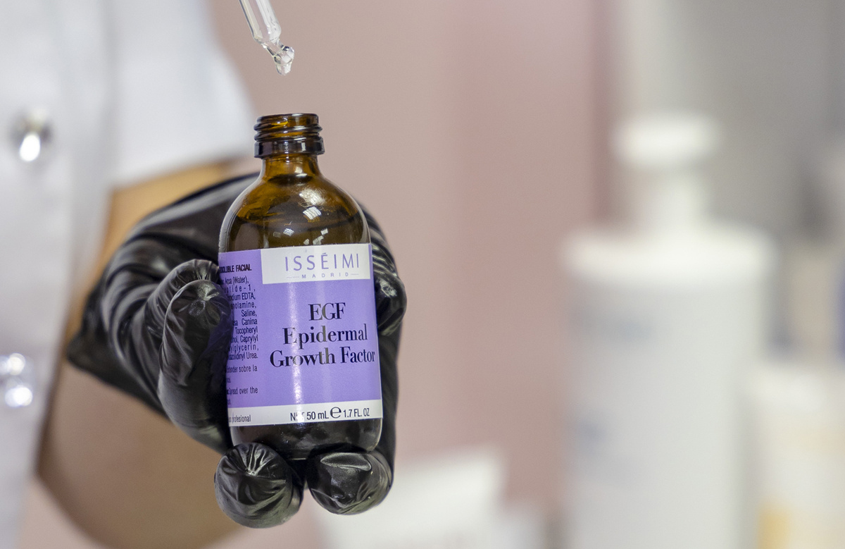 Эпидермальный фактор роста на этикетке выглядит как RH-oligopeptide 1 или EGF. Он ускоряет процессы заживления, способствует активному синтезу коллагена и регенерации кожи. Часто используется в продуктах, направленных на восстановление кожи, в том числе, после пилингов, дермабразии, агрессивных аппаратных процедур.