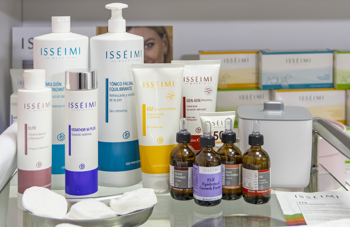 Запатентованная система транспортировки основных факторов роста и молекулярного озона на заданную глубину в профкосметике для лица ISSÉIMI (Испания) – это собственный бренд фармацевтического концерна Heber Farma (Испания), который работает с 1994 года 