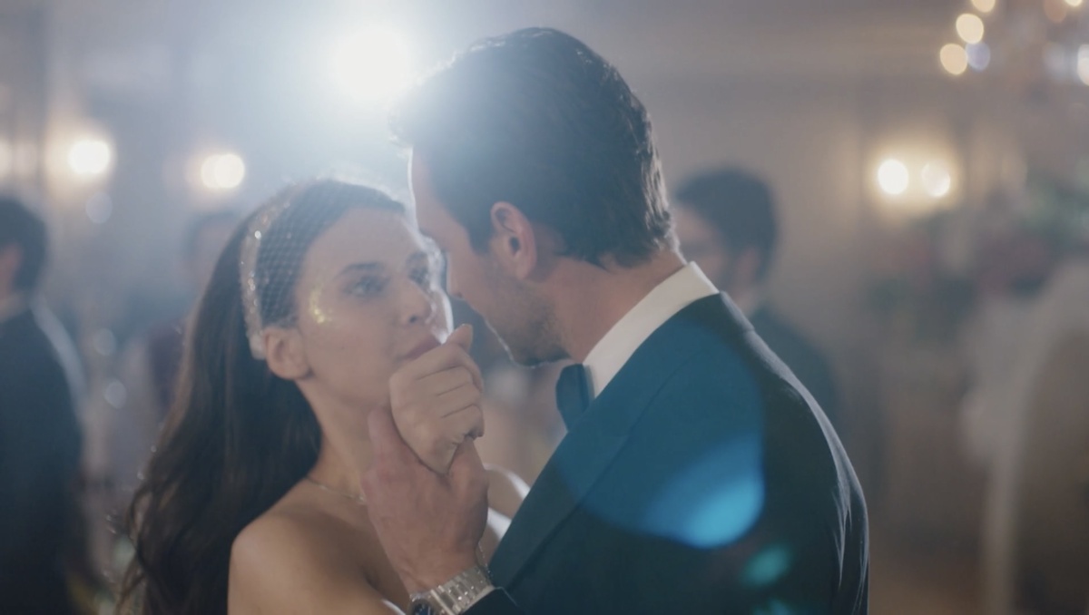 Кадр из 1 эпизода, во время танца на презентации ювелирной коллекции сериала «Комната на двоих»