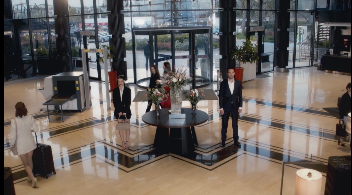 Кадр из сериала «Двухместный номер»: лобби отеля