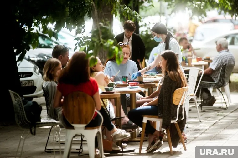 В большинстве заведений гостей готовы разместить на веранде без брони
Фото: Наталья Чернохатова © URA.RU