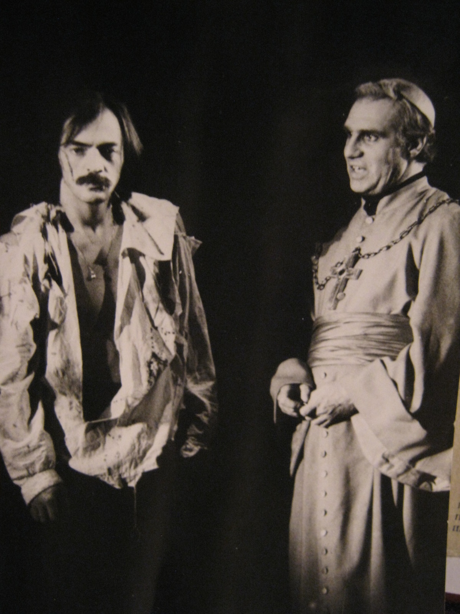 1985 год. Сцена из спектакля Ленинградского государственного театра им. Ленинского комсомола "Овод". Риварес и Монтанелли. В роли Ривареса Михаил Боярский, в роли Монтанелли Роман Громадский. Автор фото режиссёр-постановщик и фотограф Егоров Геннадий Семёнович.Фото взято из «Википедии» на условиях свободной лицензии лицензии Creative Commons Attribution-Share Alike 3.0 Unported без изменений автора. Ссылка на лицензию: https://commons.wikimedia.org/wiki/File:%D0%A1%D1%86%D0%B5%D0%BD%D0%B0_%D0%B8%D0%B7_%D1%81%D0%BF%D0%B5%D0%BA%D1%82%D0%B0%D0%BA%D0%BB%D1%8F_%22%D0%9E%D0%B2%D0%BE%D0%B4%22_%D0%A0%D0%B8%D0%B2%D0%B0%D1%80%D0%B5%D1%81_%D0%B8_%D0%9C%D0%BE%D0%BD%D1%82%D0%B0%D0%BD%D0%B5%D0%BB%D0%BB%D0%B8.jpg#mw-jump-to-license