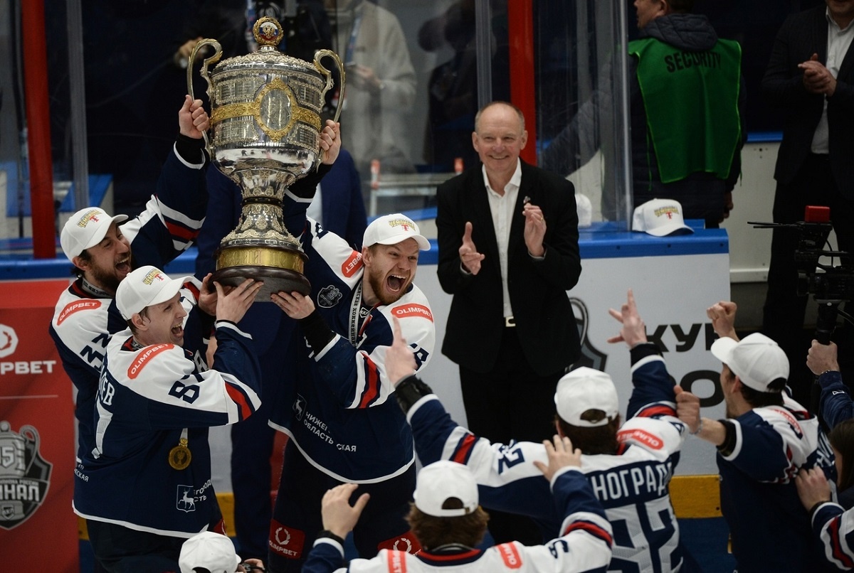    Заветный кубок в руках у капитана команды – Ильи Бочкова, ассистентов капитана – Романа Опалева и Даниила Ильина