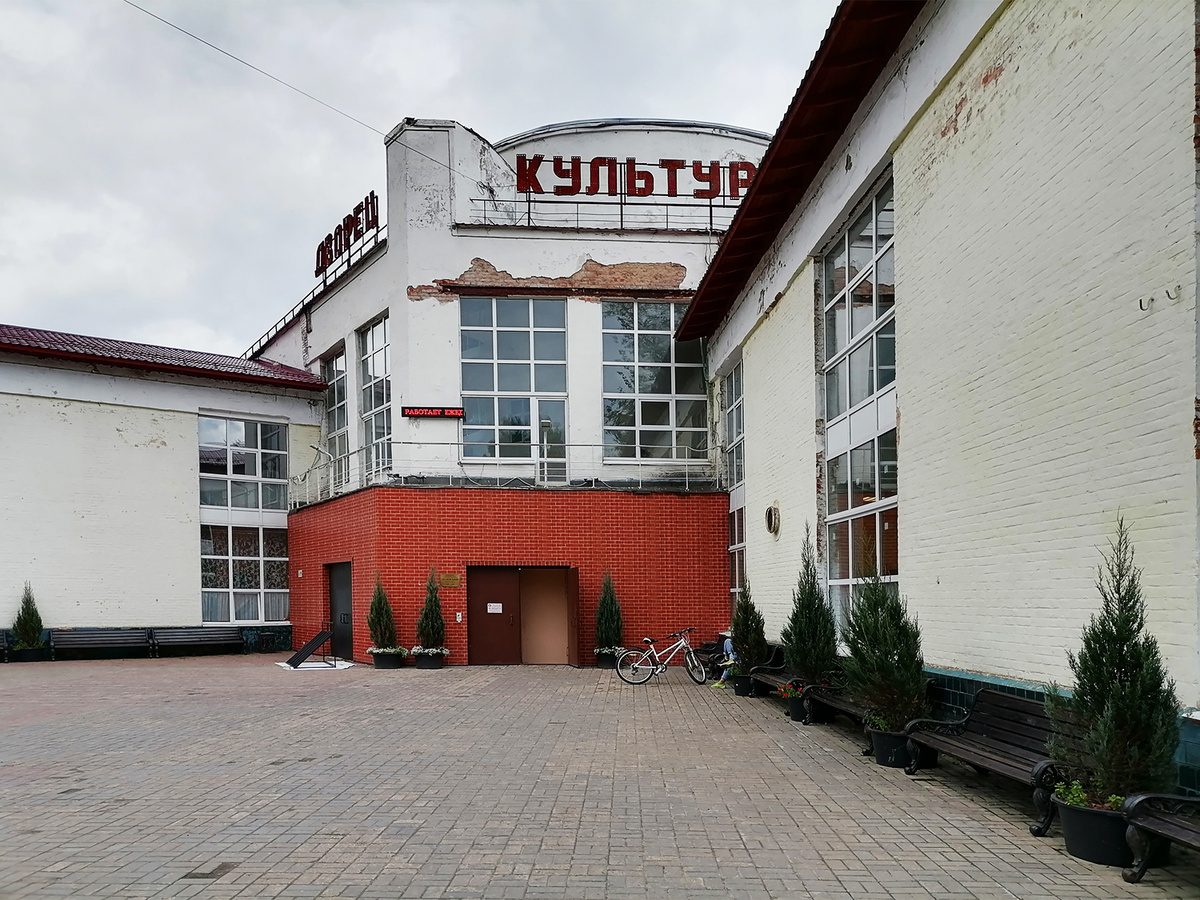 Здание словно щупальцами распространяется в пространство