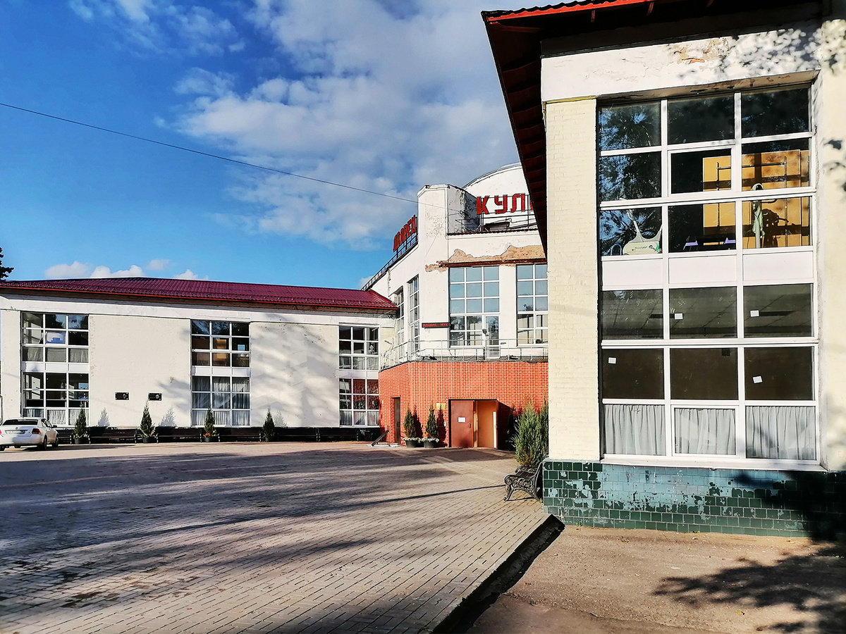 Давайте обойдем здание вокруг. Листайте ▶️