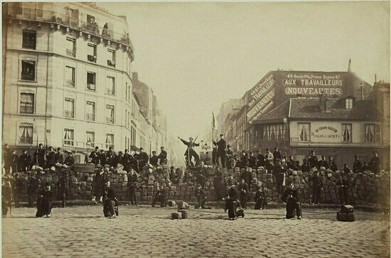 Баррикады в Парижской коммуне. 1871 г. (Источник: pnp.ru)