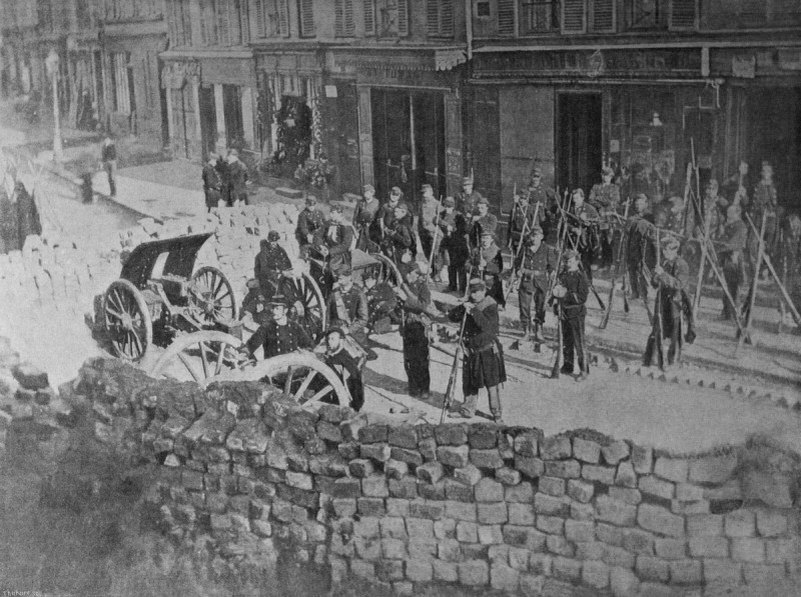 Парижская коммуна. Баррикада на улице Лежандр. (Источник: livejournal.com)