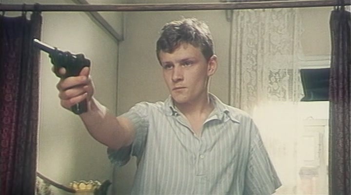 Кадр из фильма «В последнюю очередь» (1981)