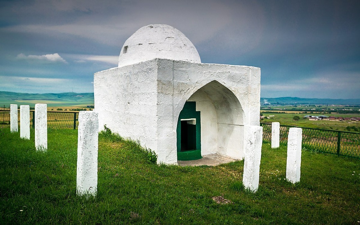 Вход с южной стороны обрамляет стрельчатая арка, над которой размещены плиты с арабскими надписями, по которым удалось определить годы постройки — 1405–1406 годы. Фото: Тимур Агиров / Wikimedia