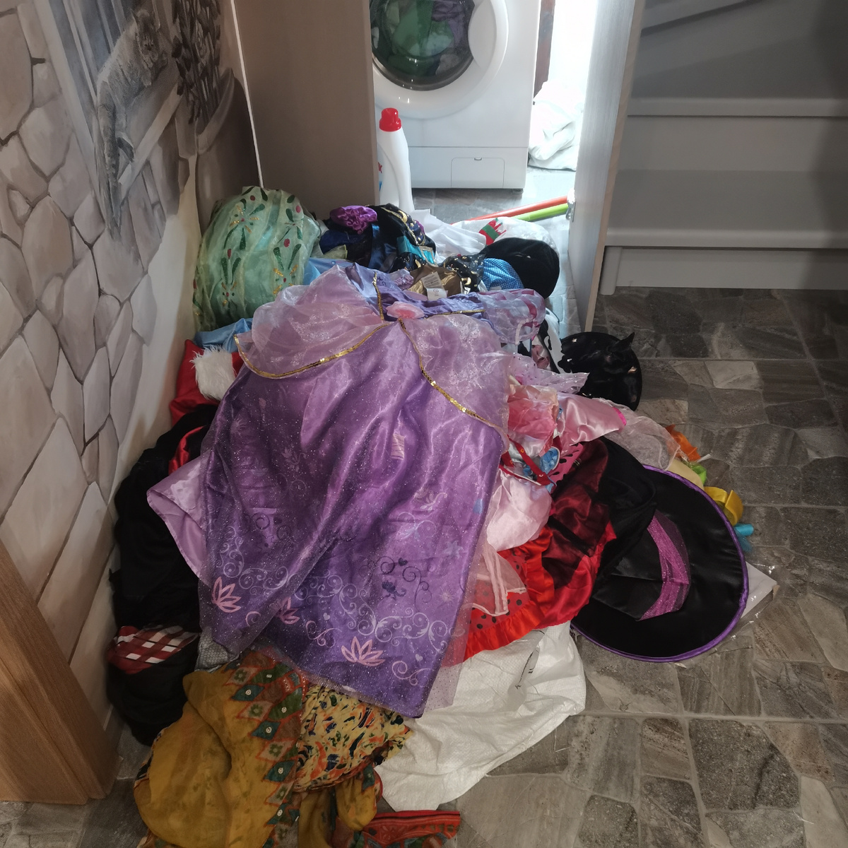 Это я высыпала всё из него. Отсортирую по цветам и буду стирать.