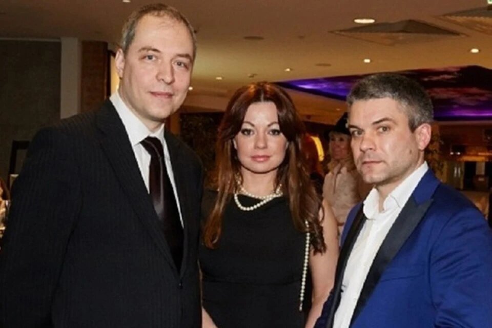 На фото слева направо: Сергей Коломийцев (пострадавший ювелир), Екатерина Вяземская (супруга мошенника, в суде выступала на стороне обвинения), Александр Чернозубов (мошенник, «позаимствовавший» раритеты). Когда-то на элитных выставках они были неразлучны. Фото: Московский Английский клуб