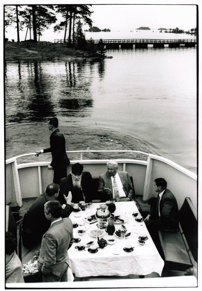 На фото: (слева направо) – спиной в кадре – первый помощник Президента Виктор Илюшин, министр безопасности РФ Виктор Баранников, Патриарх Алексей II, Президент России Борис Ельцин, начальник Главного управления охраны (ГУО) РФ Михаил Барсуков. Фото Юрия Феклистова