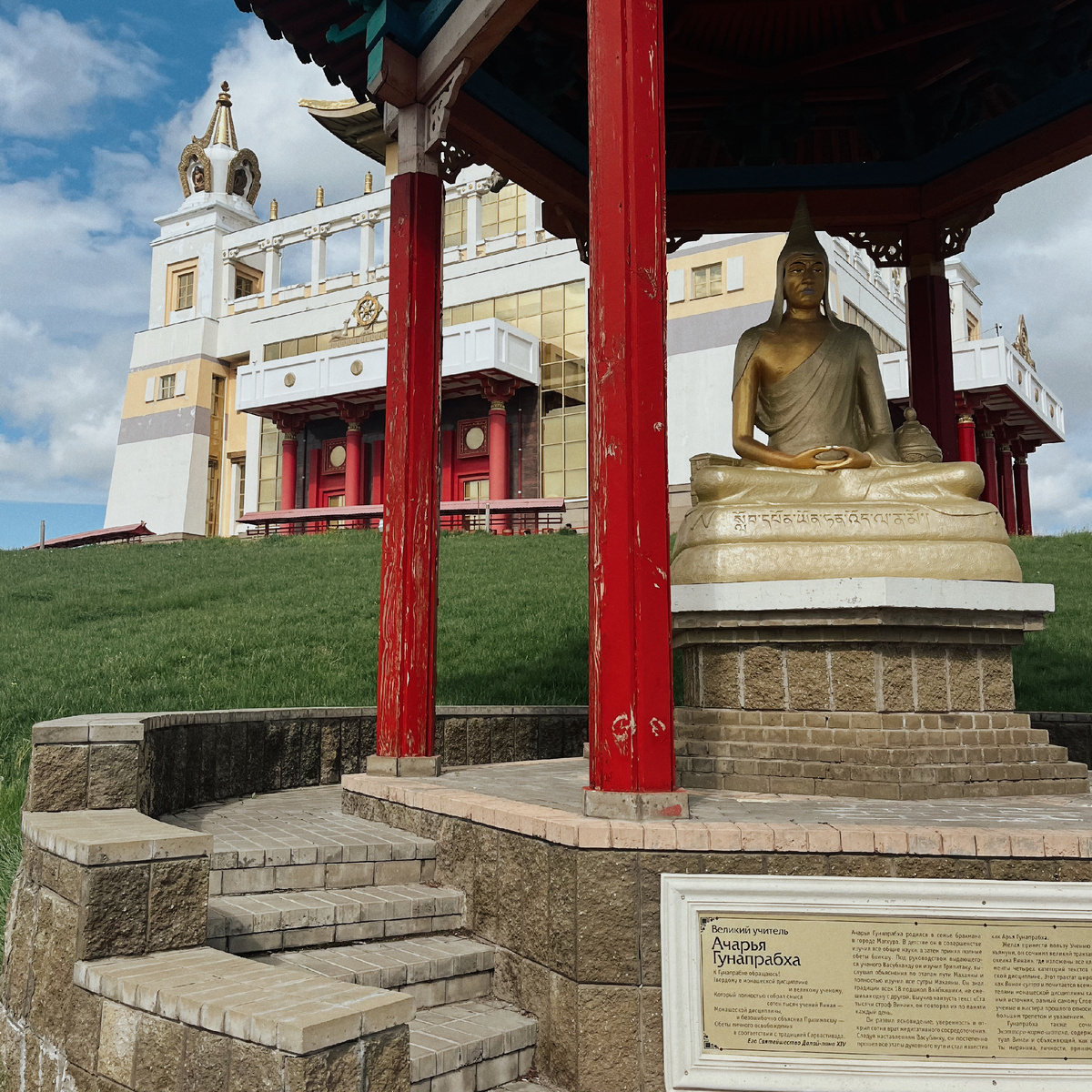 Многочисленные скульптуры буддийских учителей и их историй. Фото автора