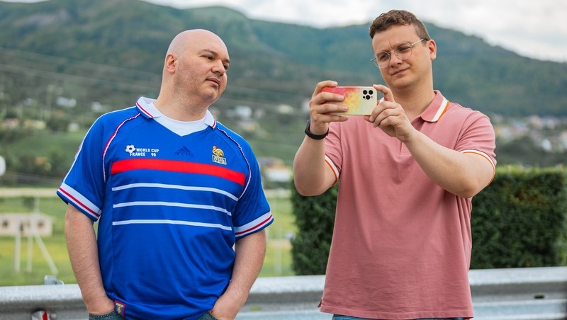    Юморист Заур Байцаев (слева) сыграет таксиста Фото: СТС