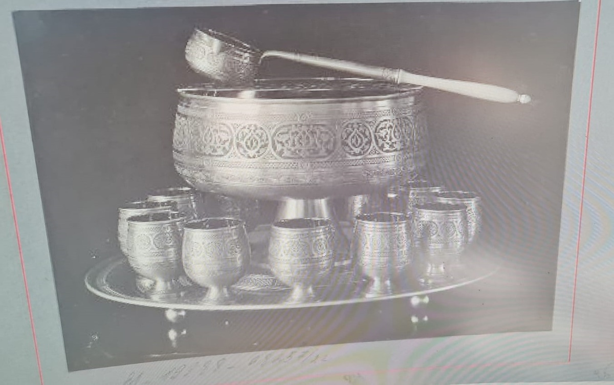 Большая серебряная братина - подарок от Астрахани на 200-летие 12-го гренадерского Астраханского Императора Александра III полка (1700 - 1918). Дата - 25 июня 1900 года. Сохранилось только такое изображение серебряной братины. Надеюсь, что это именно та самая, которую полку подарили в 1900 году. Ссылка: https://catalog.shm.ru/entity/OBJECT/2443082?page=16&query=12-й%20гренадерский%20Астраханский%20полк&index=759 "На следующий день (то есть 25 июня 1900 года) была отслужена божественная литургия и торжественно отпразднован этот памятный для астраханцев день. Депутации были из Новгорода, где, как известно, впервые был наш полк сформирован и из Вологды, имя коей полк носил до наименования своего "Астраханским". Представители г. Астрахани не могли прибыть лично и поздравили полк задушевной телеграммой и поднесли роскошную серебряную братину". Источник: Зубарев Ф.И. Памятка 12 гренадерского Астраханского Императора Александра III полка / Сост. по полковым источникам подполк. Ф. Зубарев. — Москва : типо-лит. Б.О. Смирновой, 1910. — 120 с. ил.; 21. — (Юбилей государевых гренадер. 1900-1910). https://rusneb.ru/catalog/000200_000018_v19_rc_2063191/ Страница 74.