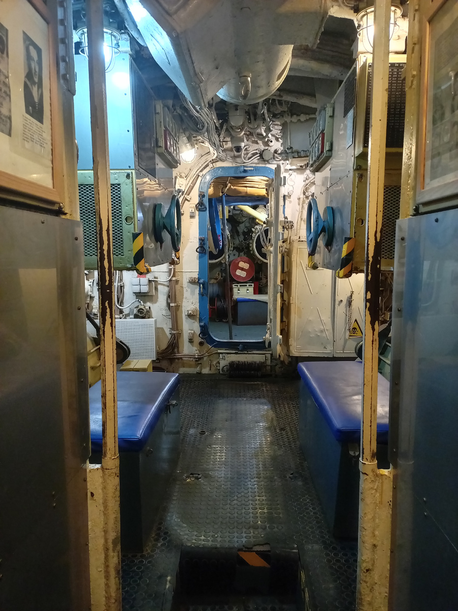 шестой (электромоторный) отсек, жилой