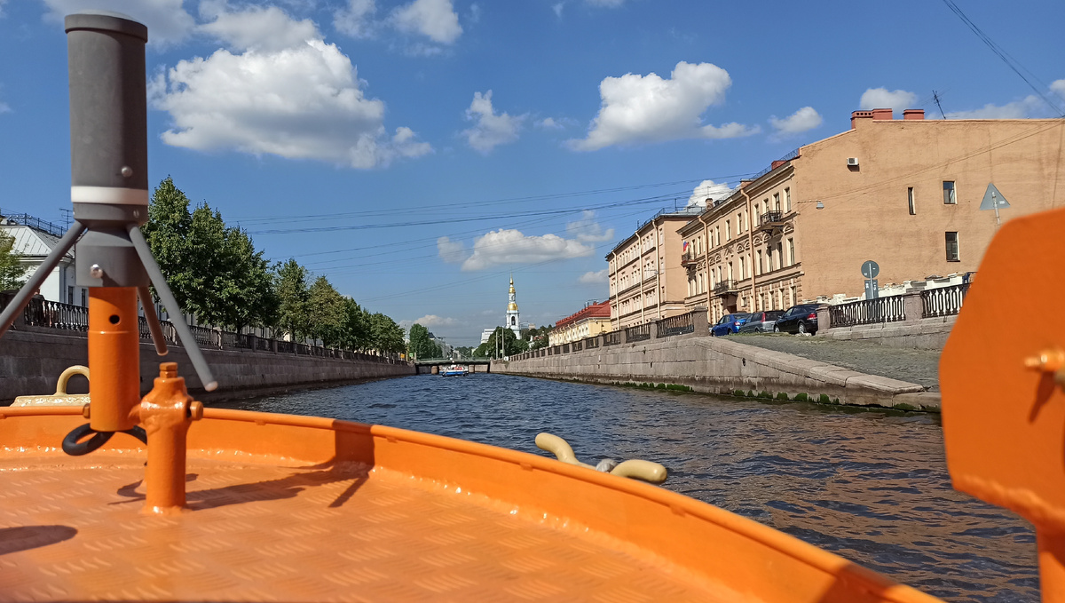 Впереди колокольня Никольского морского собора