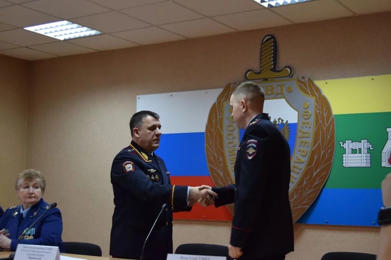Воронежский (слева) на представлении нового шефа УМВД Виктора Позняка (фото от 3 февраля)
Фото: Валерий Горелых