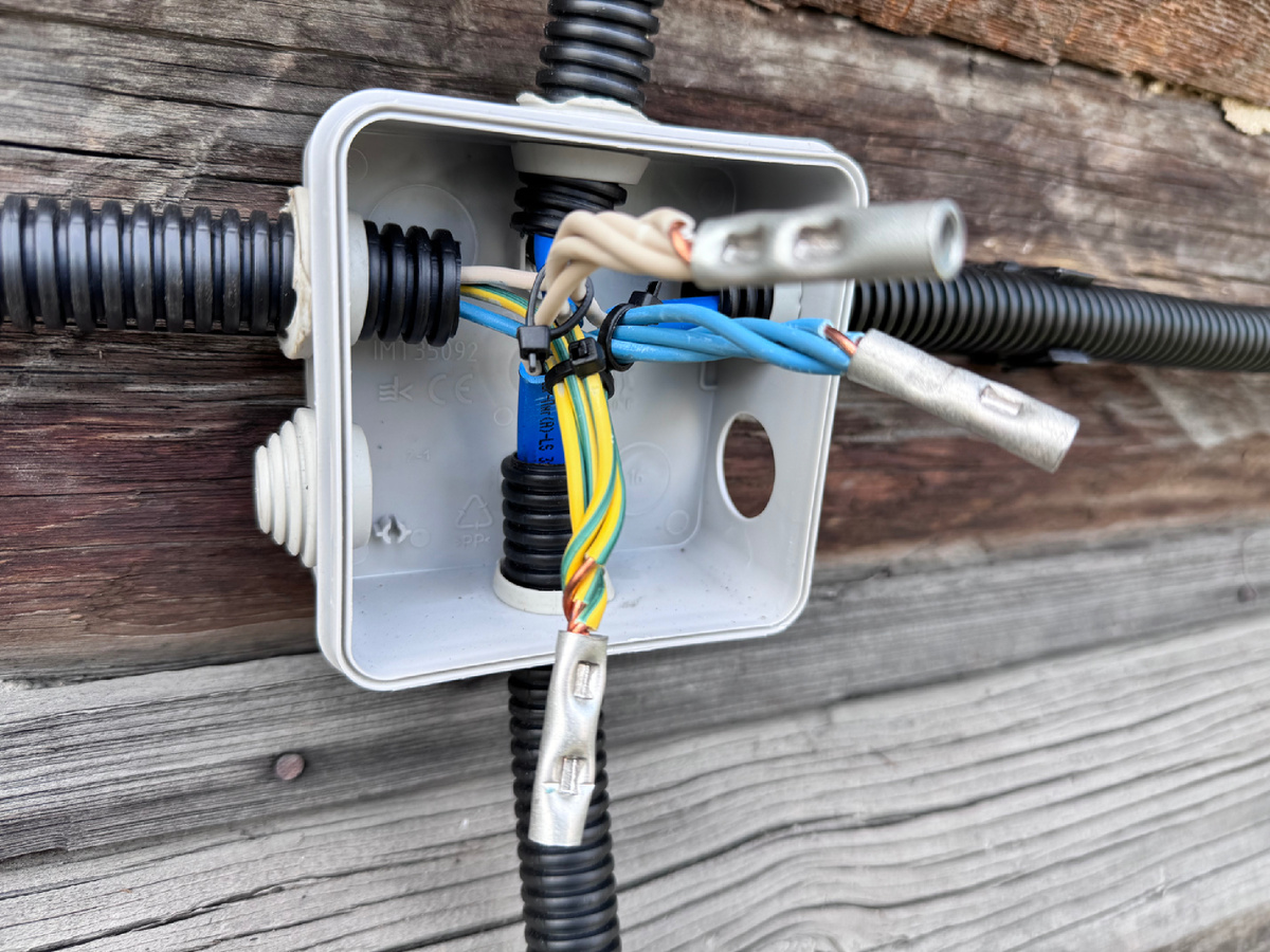 Распаечная коробка на летнике.