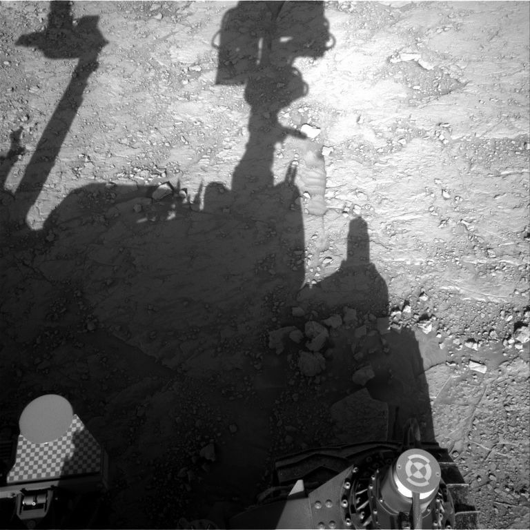     Марсоход Curiosity создал это изображение с помощью своей правой навигационной камеры 2 июня 2025 года — в 4558-й марсианский день миссии.    
 Источник: NASA / JPL-Caltech