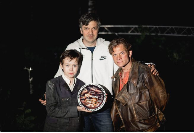 Главные герои с режиссёром