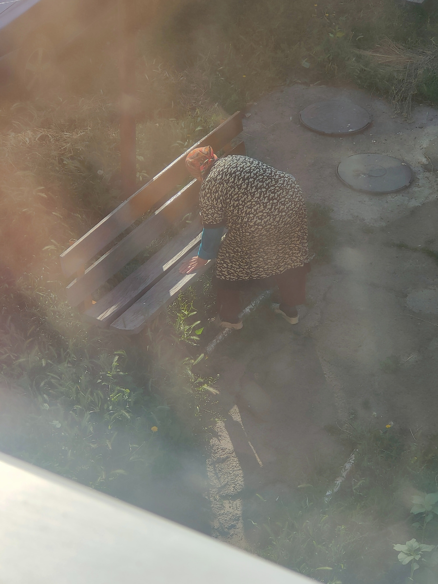 Бабушка красит лавку