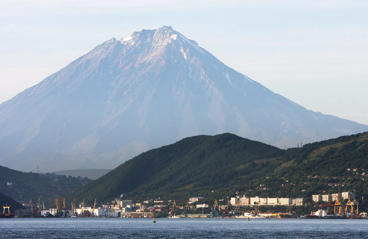 Вид на Петропавловск-Камчатский. На дальнем плане — вулкан Карякский. © РИА Новости Виталий Аньков