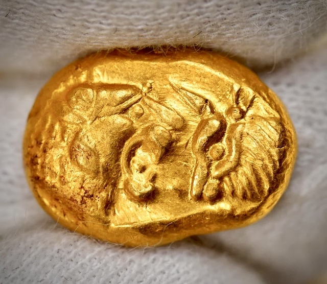 Одна из первых золотых монет