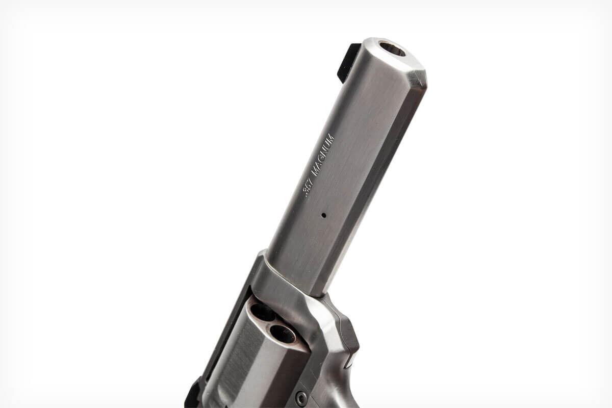 Ствол Kimber отличается уникальным эллипсоидным профилем. Его цельная конструкция и монолитный передний элемент идеально распределяют массу в ключевой зоне.