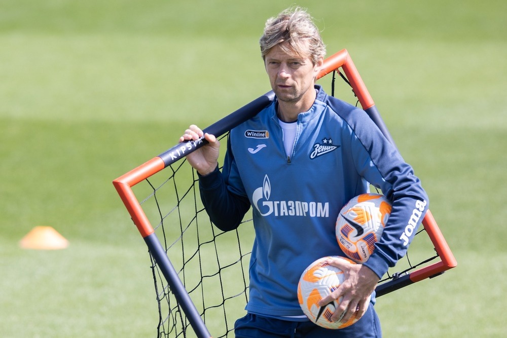    В штабе питерского "Зенита" Анатолий Тимощук - ближайший помощник главного тренера Сергея Семака. / ФК "Зенит" / ТАСС