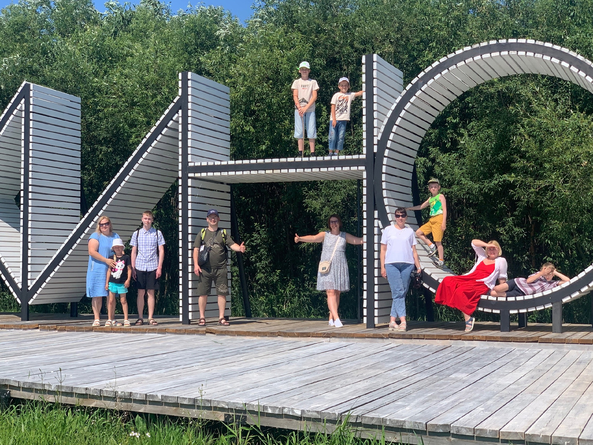 Фотосессия на инсталляции – обязательный пункт экскурсионной программы. Фото Светланы Гришиной