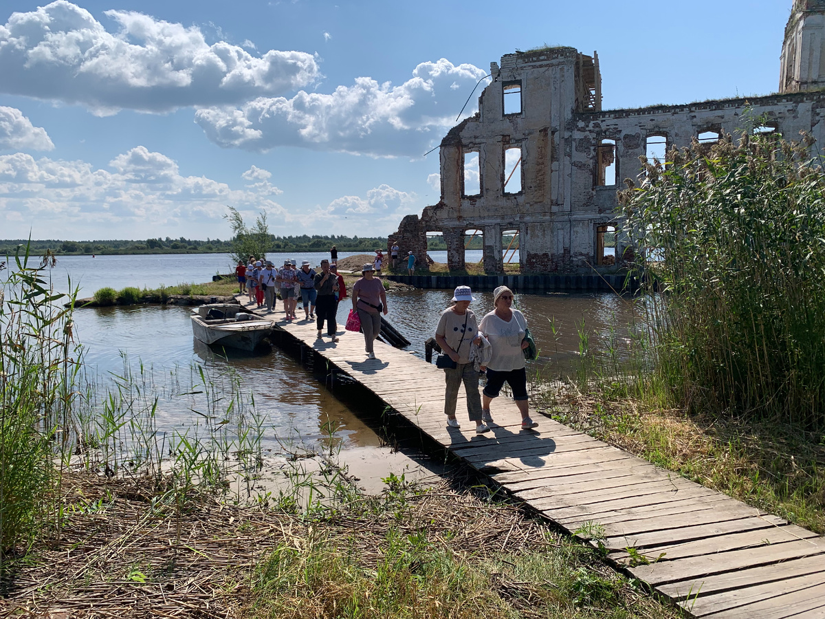Экскурсию по храмовому острову в Крохино. Фото Светланы Гришиной