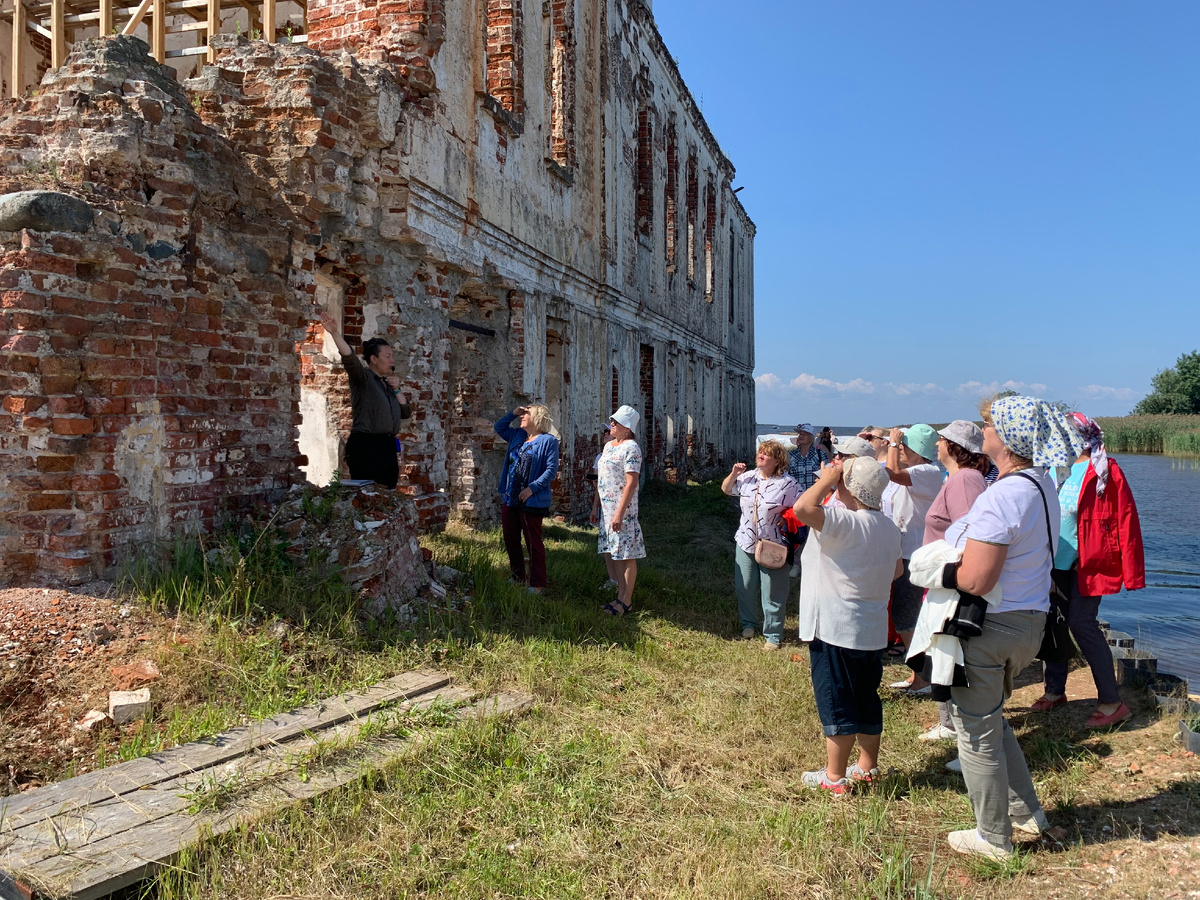 Экскурсию по храмовому острову в Крохино ведёт основатель Фонда «Крохино» Анор Тукаева. Фото Светланы Гришиной