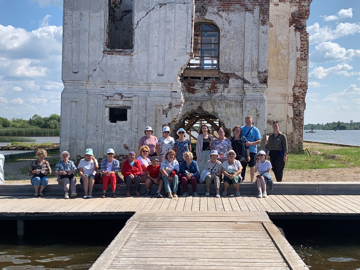 Экскурсию по храмовому острову в Крохино ведёт основатель Фонда «Крохино» Анор Тукаева. Фото Светланы Гришиной