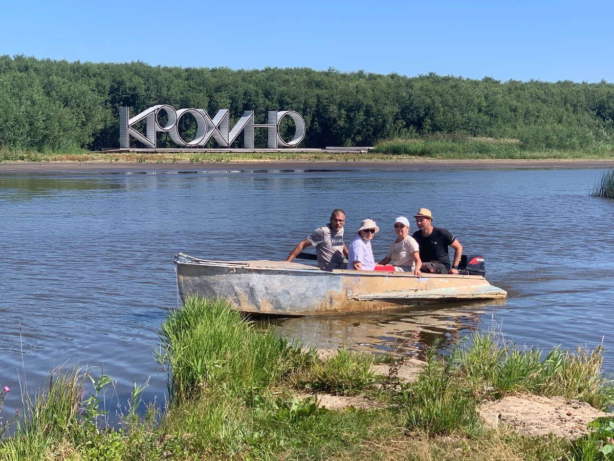 Гостей в Крохино мы доставляем с переправы на лодке. Фото Светланы Гришиной