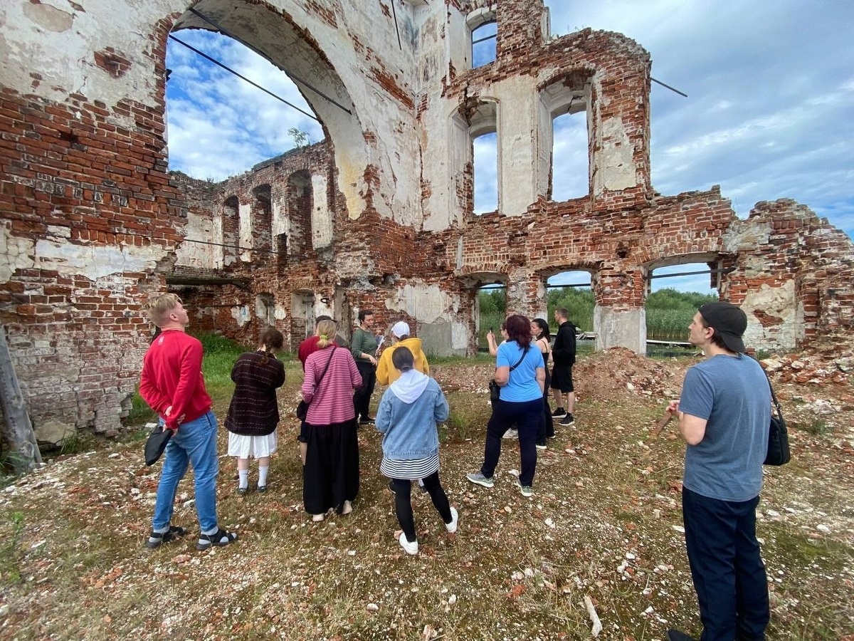 Экскурсию по храмовому острову в Крохино ведёт основатель Фонда «Крохино» Анор Тукаева. Фото из архива Фонда