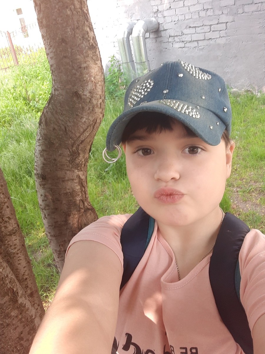 Возле дерева😜💗💟 