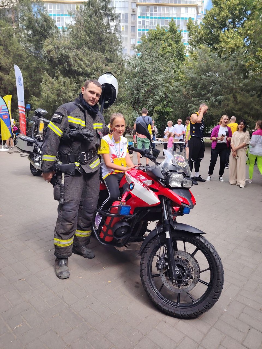 Саша на самом настоящем пожарном мотоцикле вместе с самым настоящим пожарным))