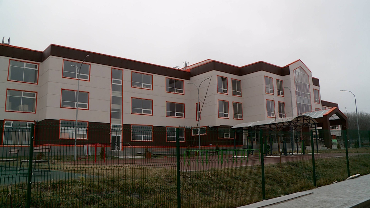 Новая школа. Фото из интернета. Сама потом тоже сфотографирую со всех ракурсов.