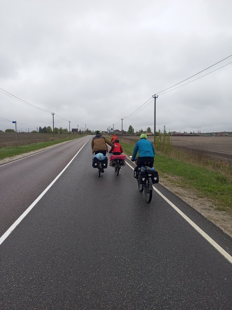 Толкаем девочку в горку