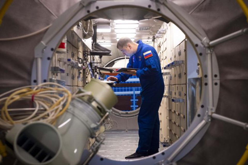 Олег Платонов в тренажере российского модуля. Фото: ЦПК
