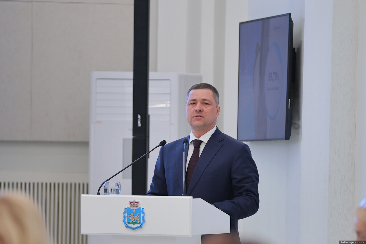 Михаил Ведерников был лаконичен и остановился на ключевых достижениях и вызовах, которые стоят перед Псковской областью. Фото: ПАИ