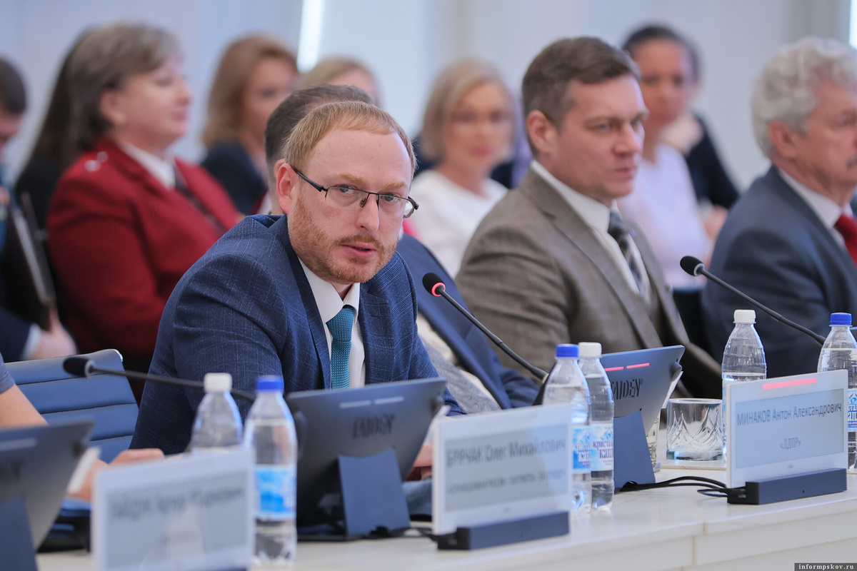 Лидер фракции ЛДПР Антон Минаков объяснил отсутствие вопросов по отчету возможностью задать их главе региона напрямую в любое время. Фото: ПАИ