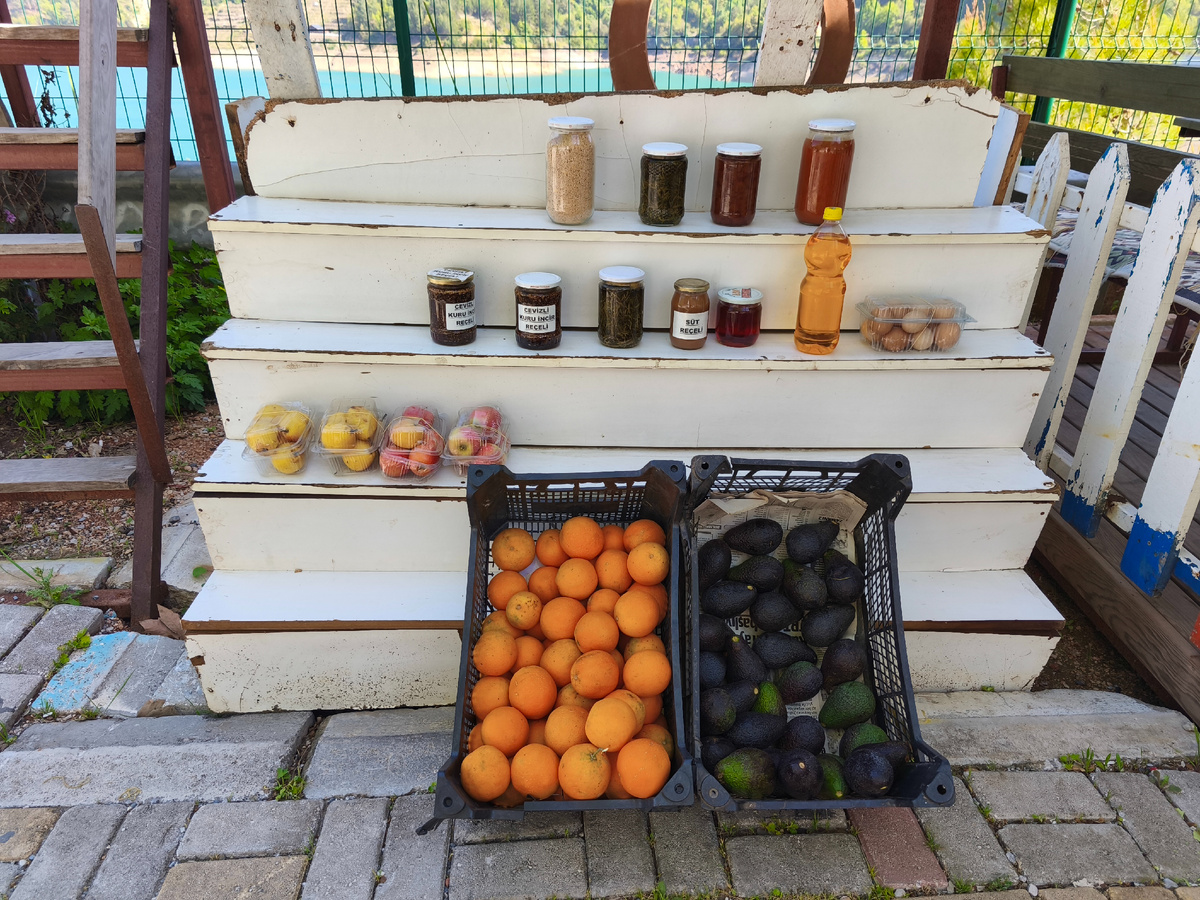 Дедушка продает свой урожай и заготовки.