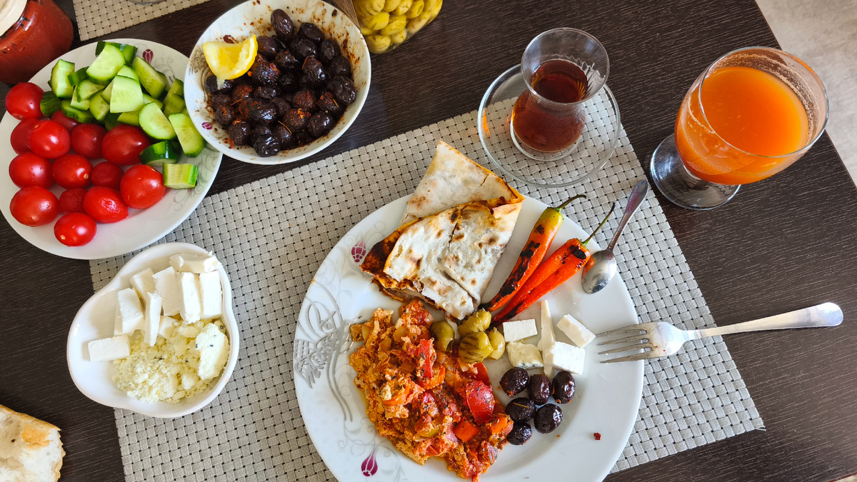 Обязательно нужно плотно позавтракать.